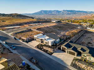 Aerial view with a mountain view