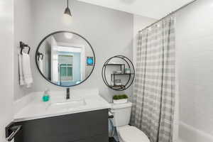 Full bathroom featuring vanity, toilet, and shower / bath combo