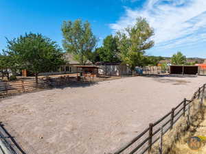 View of yard featuring an outbuilding