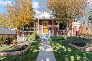 Bungalow with a front yard