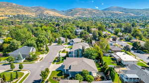 Birds eye view of property featuring a mountain view