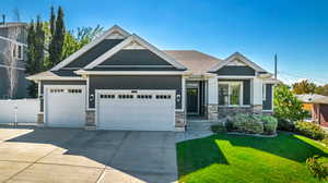 Craftsman house featuring a front lawn