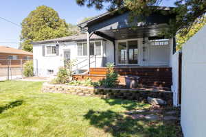 View of front facade featuring a front yard