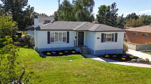 View of front of property featuring a front yard