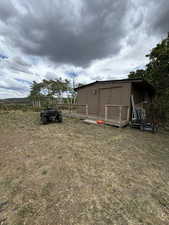 View of yard featuring a shed