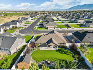 Birds eye view of property featuring a mountain view