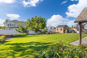 View of yard featuring an outbuilding