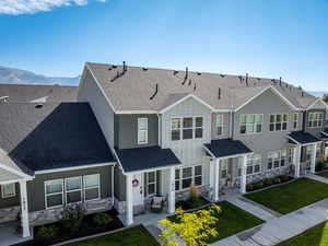 View of front of house featuring a mountain view and a front yard