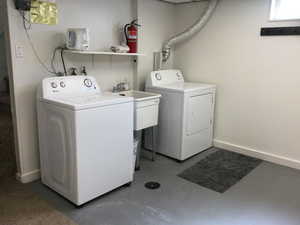 Laundry room with sink and independent washer and dryer