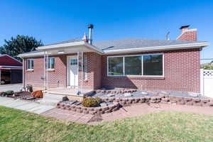 View of front of home featuring a front yard