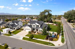 Bird's eye view with a mountain view