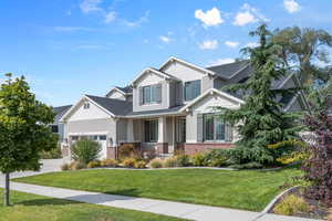 Craftsman house featuring a front yard