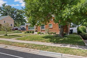 View of front of property featuring a front yard