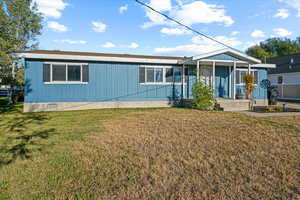 View of front facade featuring a front lawn