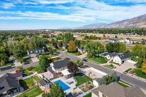 Birds eye view of property featuring a mountain view