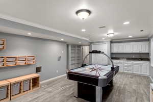 Recreation room with kitchenette