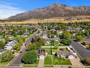 Bird's eye view featuring a mountain view