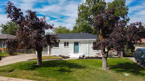 View of front facade with a front yard