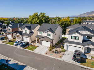 Birds eye view of property featuring a mountain view