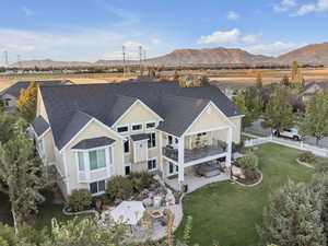 Aerial view with a mountain view