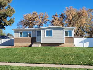 View of front facade featuring a front lawn