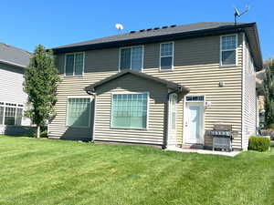 Welcoming, big back yard with a city park right outside!