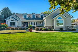 View of front of home featuring a front yard