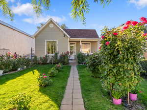 Bungalow featuring a front yard