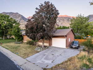 View of front of house featuring a mountain view and a front yard