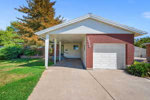 View of front of house featuring a carport and a front lawn