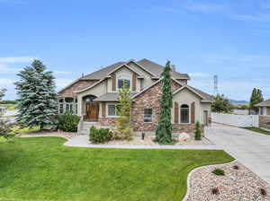 Craftsman house featuring a front lawn