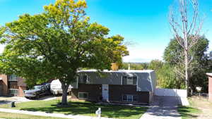 View of front of home featuring a front yard