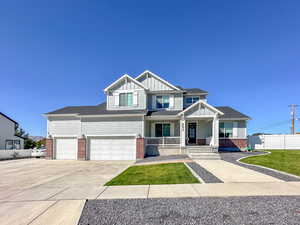 Craftsman house featuring covered porch and a front yard