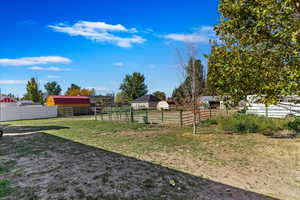 View of yard featuring an outbuilding