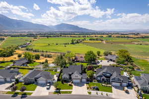 Bird's eye view with a mountain view