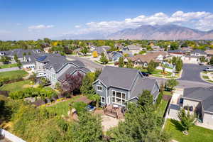 Birds eye view of property featuring a mountain view