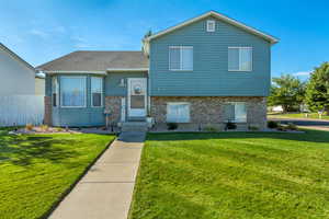 View of front of home featuring a front yard