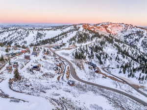 Snowy aerial view featuring a mountain view