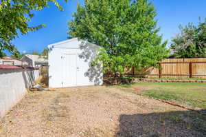 View of yard featuring a shed