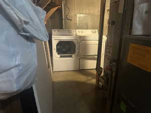 Washroom with heating unit and washing machine and clothes dryer