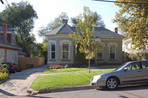 View of front facade featuring a front yard