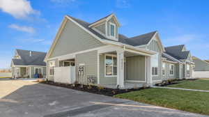 View of front facade featuring a front yard