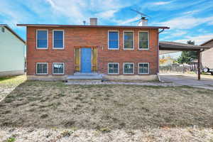 Bi-level home featuring a front yard