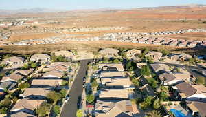 Birds eye view of property featuring a mountain view