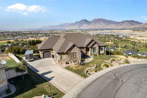 Bird's eye view with a mountain view