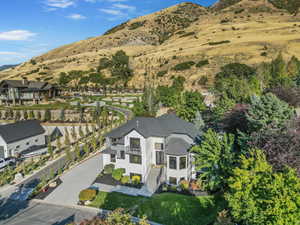 Bird's eye view with a mountain view