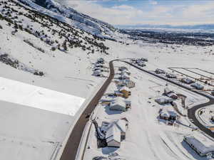 Snowy aerial view with a mountain view