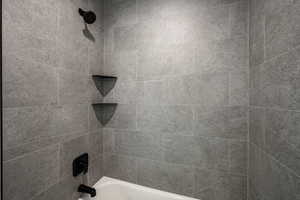 Bathroom with tiled shower / bath combo