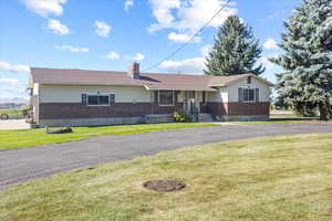 Ranch-style house featuring a front lawn