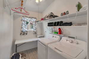 Laundry area featuring washer and clothes dryer and ceiling fan